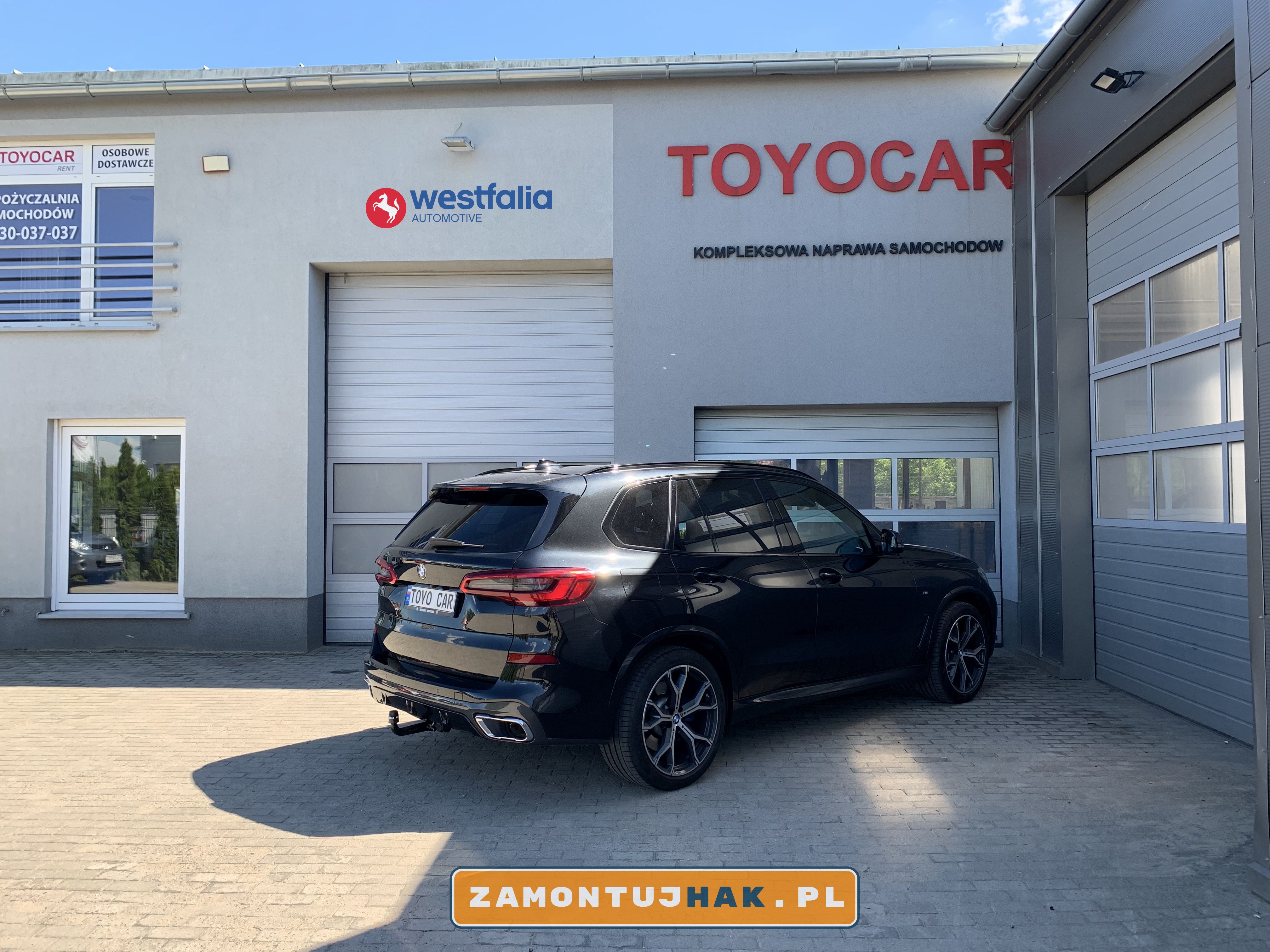 zdjecie samochodu bmw x5 g05 po montazu haka holowniczego westfalia typ a40v zdjecie samochodu z hakiem na tle warsztatu montujacego haki holownicze w poznaniu